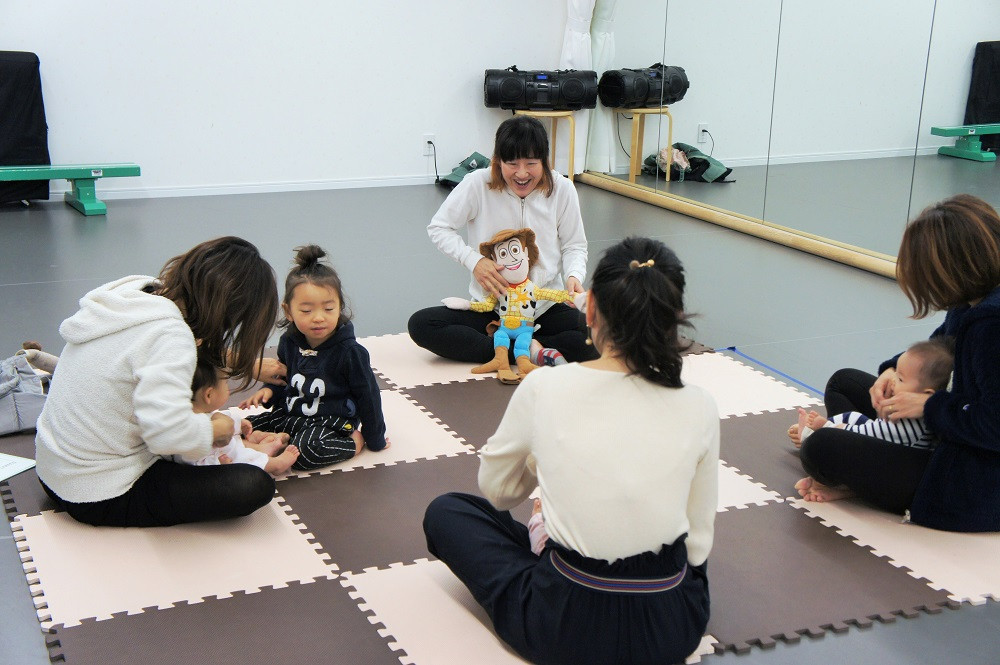 ベビーダンスのレッスン風景