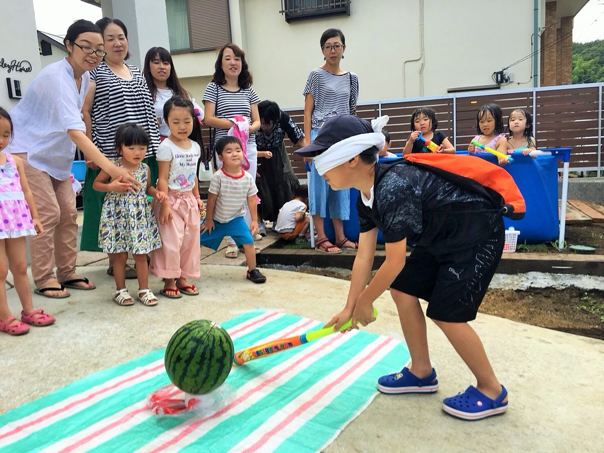 夏祭りのスイカ割り