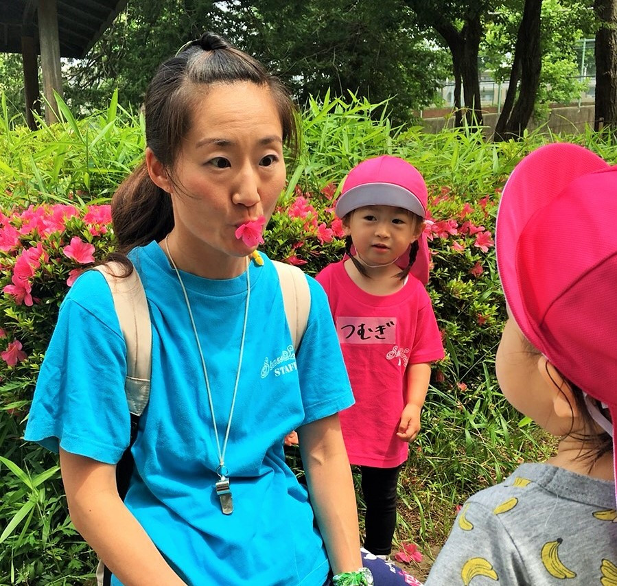公園あそびは盛りだくさん! 縄跳び、昆虫探し、お砂場あそびを満喫!