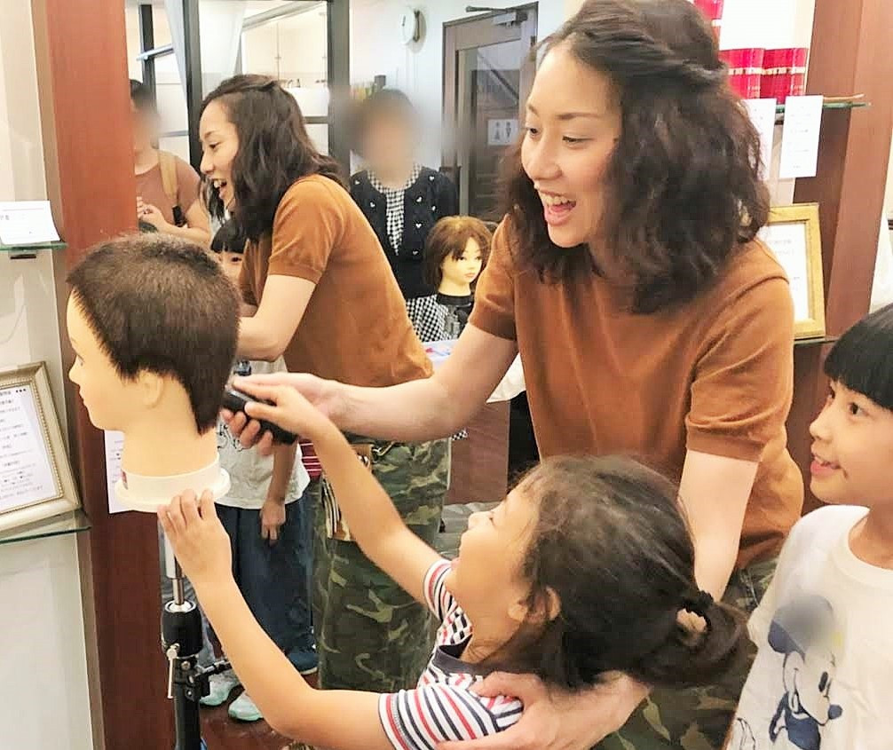 美容師体験　バリカンを使った刈こみ練習