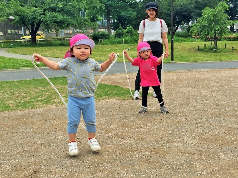 公園あそびは盛りだくさん! 縄跳び、昆虫探し、お砂場あそびを満喫!