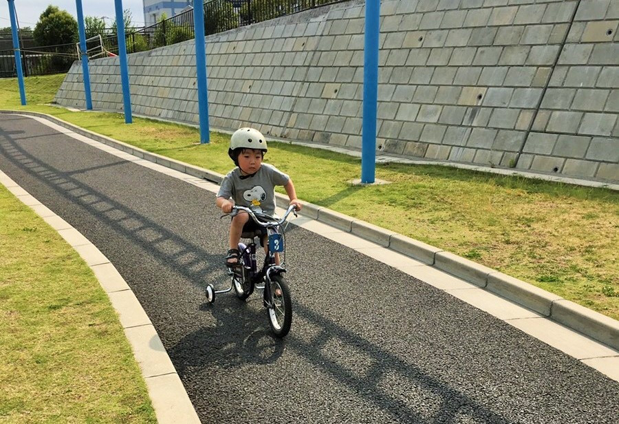 補助輪付きの自転車