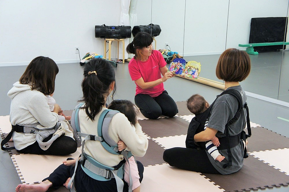 ベビーダンスレッスンの絵本読み聞かせ