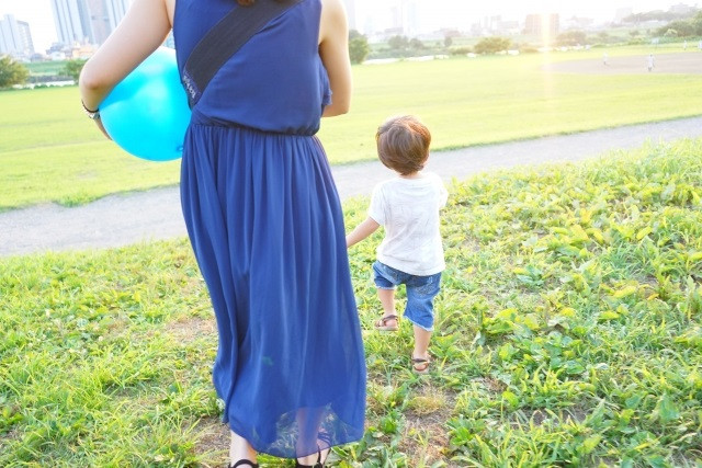 ボールあそびをする親子