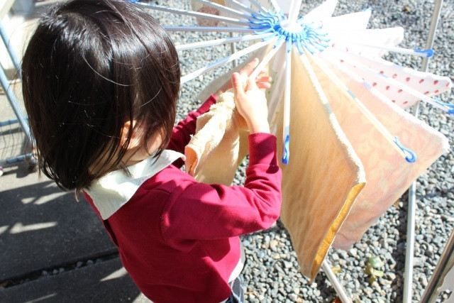 洗濯干しをする子ども