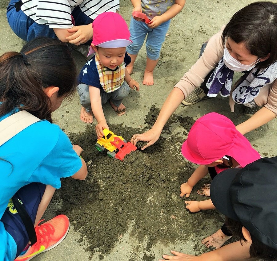 公園あそびは盛りだくさん! 縄跳び、昆虫探し、お砂場あそびを満喫!