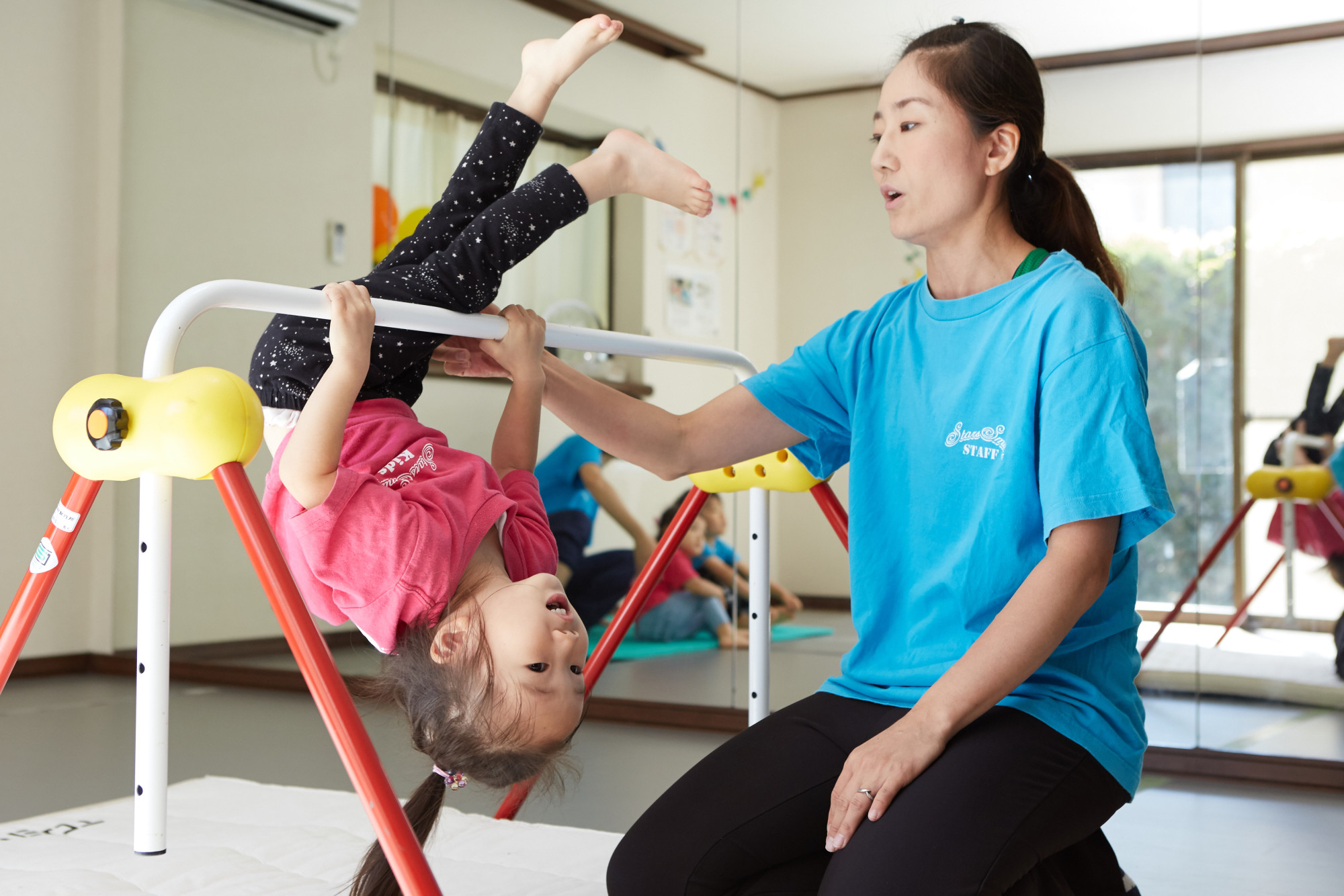 室内でのプレベビーチア、今回は鉄棒にチャレンジ!