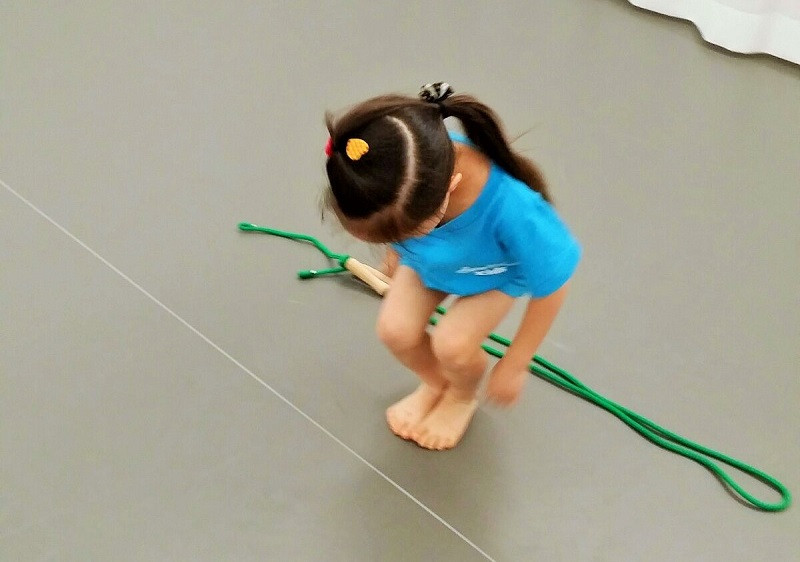 縄跳びをとび越える