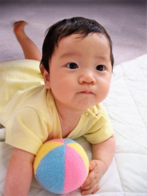 ボールで遊ぶ赤ちゃんの様子